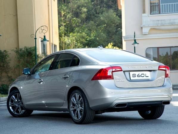 2016-volvo-s60l-rear-static-600-001