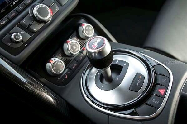 2014-audi-r8-blue-3-600-001
