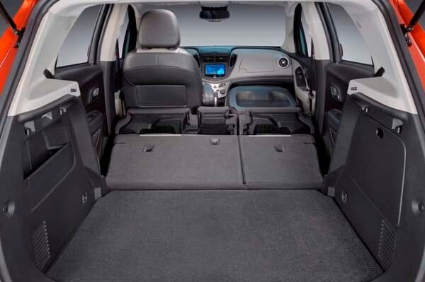 2015-chevrolet-trax-rear-seat-and-passener-seat-folded-600-001
