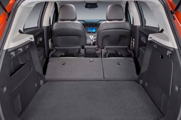 2015-chevrolet-trax-rear-seat-folded-600-001