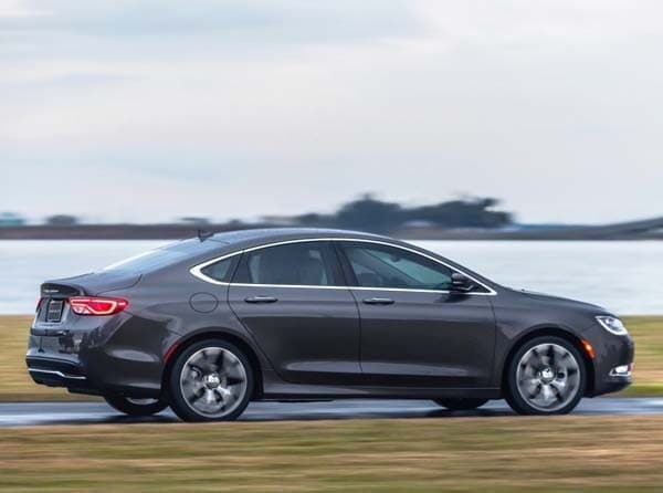 2015-chrysler-200c-pan-action1-600-001