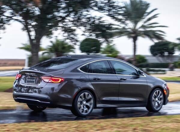 2015-chrysler-200c-rear-action1-600-001