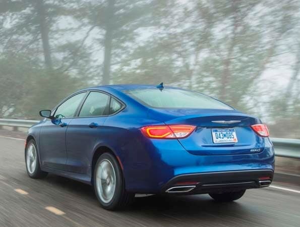 2015-chrysler-200s-rear-action2-600-001