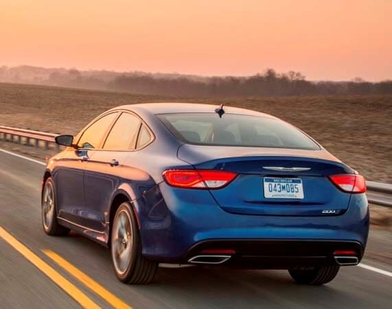 2015-chrysler-200s-rear-action3-600-001