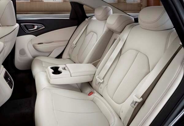 2015-chrysler-300c-rear-interior1-600-001