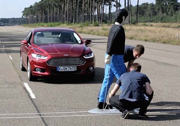 2015-ford-mondeo-pedestrian-detection-system2-600-001
