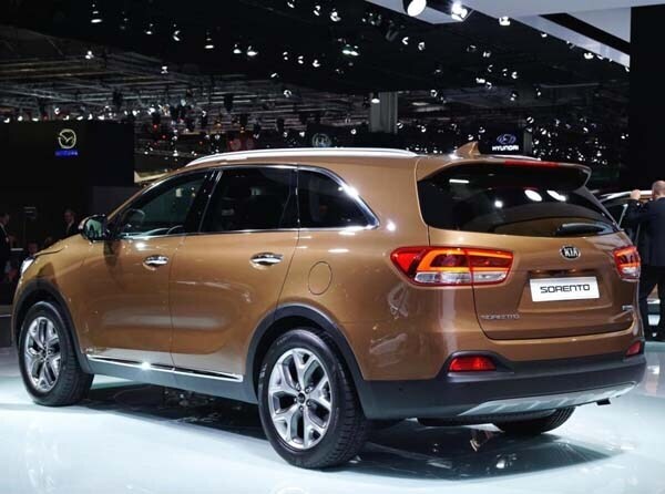 2016-kia-sorento-rear-static3-show-600-001