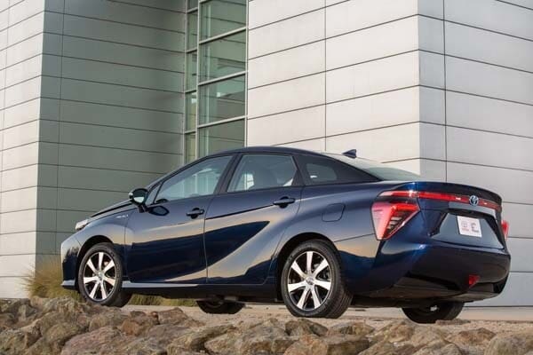 2016_toyota_fuel_cell_vehicle_033-600-001
