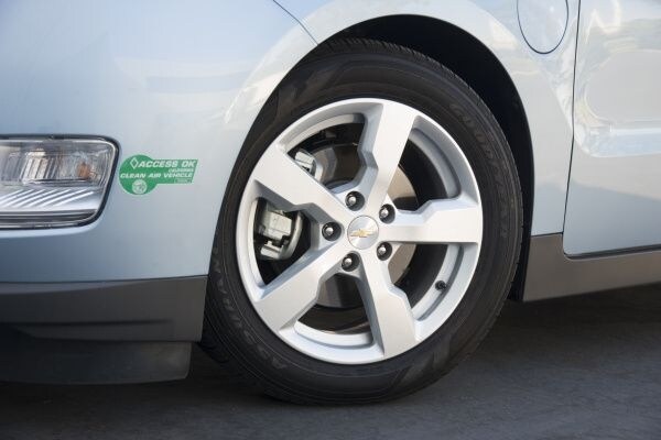 kelley-blue-book-best-buy-2015-chevrolet-volt-14-600-001