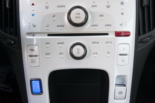kelley-blue-book-best-buy-2015-chevrolet-volt-25-600-001