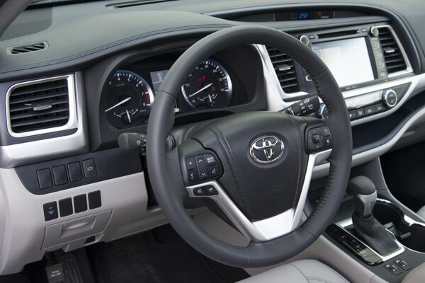 kelley-blue-book-best-buy-2015-toyota-highlander-21-600-001