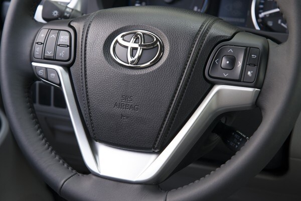 kelley-blue-book-best-buy-2015-toyota-highlander-23-600-001