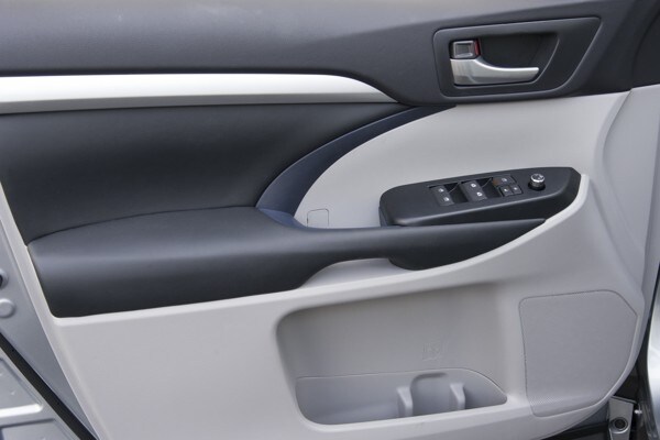 kelley-blue-book-best-buy-2015-toyota-highlander-34-600-001