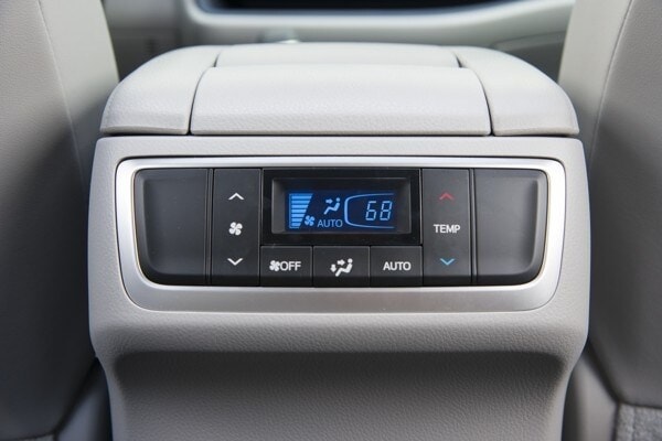 kelley-blue-book-best-buy-2015-toyota-highlander-36-600-001