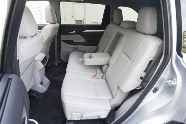 kelley-blue-book-best-buy-2015-toyota-highlander-37-600-001