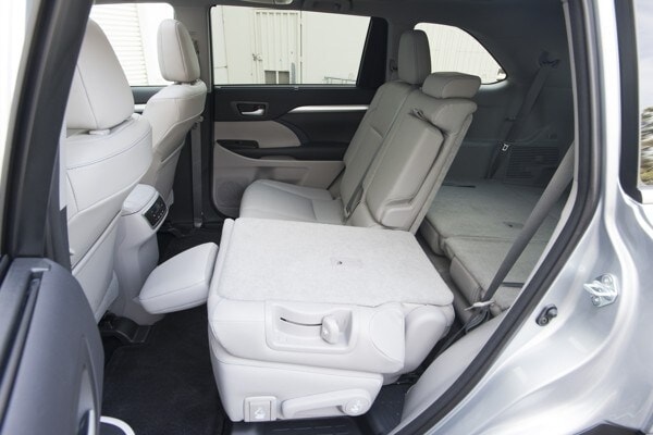 kelley-blue-book-best-buy-2015-toyota-highlander-39-600-001