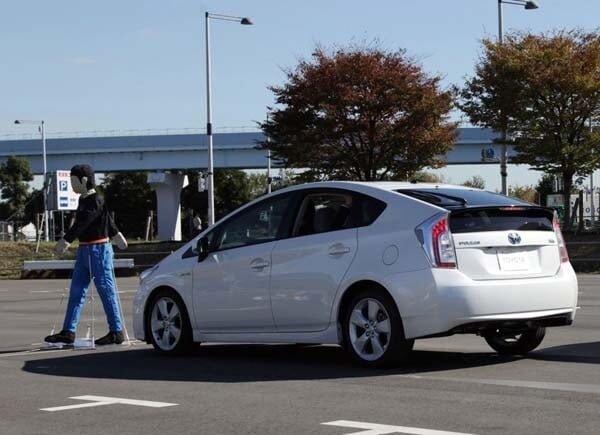 toyota-safety-sense-pedestrian-detection-function-overall1-600-001