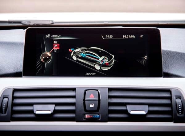 bmw-next-gen-plug-in-hybrid-powertrain-3-series-center-display-detail-600-001