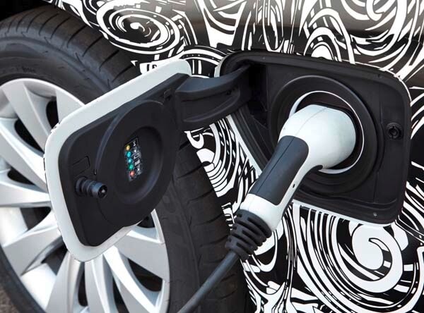 bmw-next-gen-plug-in-hybrid-powertrain-3-series-charging-port-plugged-in-detail-600-001