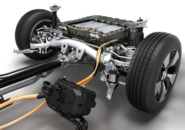 bmw-next-gen-plug-in-hybrid-powertrain-chassis-cutaway-battery-controller-detail-600-001
