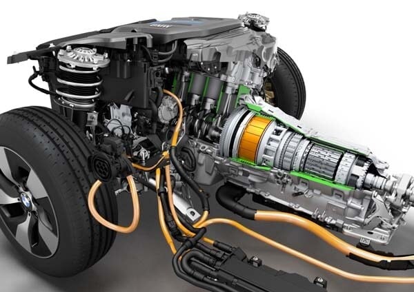 bmw-next-gen-plug-in-hybrid-powertrain-chassis-cutaway-engine-trans-detail-600-001