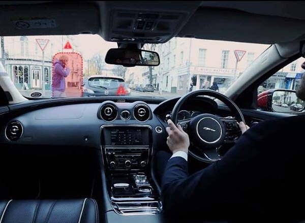 jlr-virtual-windshield-pedestrian-alert-600-001