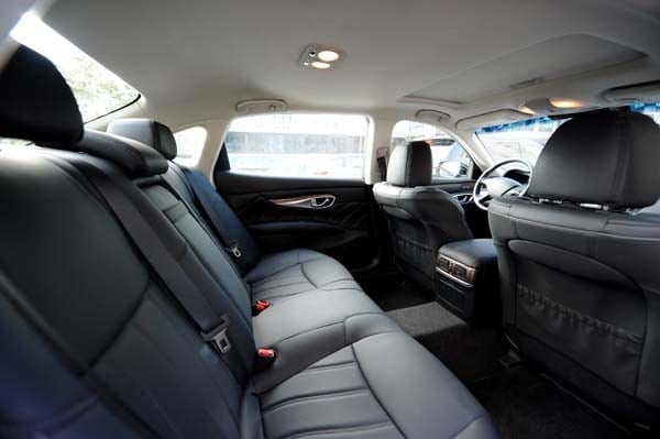 2015-infiniti-q70-and-q70l-18-600-001