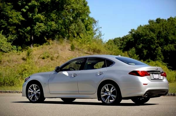 2015-infiniti-q70-and-q70l-34-600-001