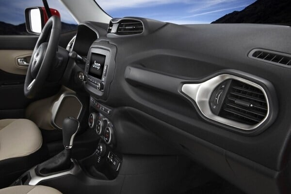 2015-jeep-renegade-38-600-001