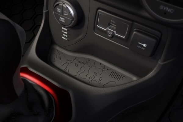 2015-jeep-renegade-42-600-001