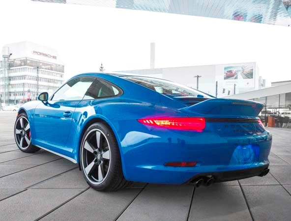 2015-porsche-911-gts-club-coupe-rear-static2-600-001