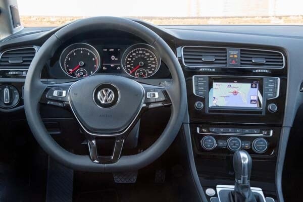 2015-volkswagen-golf-dash-detail1-600-001