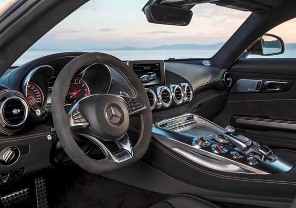 2016-mercedes-amg-gt-interior-steering-wheel-center-console-display-600-001