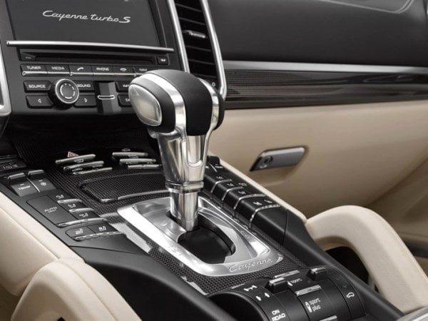 2016-porsche-cayenne-turbo-s-console-detail-600-600-001