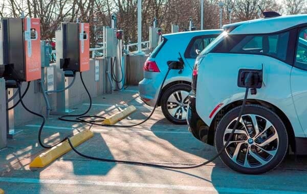 bmw-i3-vw-e-golf-charging2-600-001