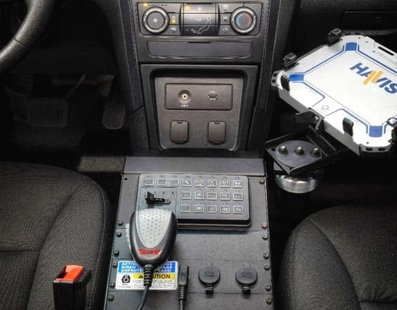 2016-ford-police-interceptor-utility-console-detail1-600-001