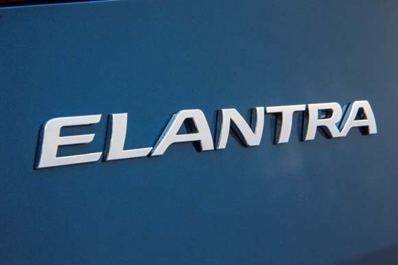 2016-hyundai-elantra-gt-badge-detail1-600-001