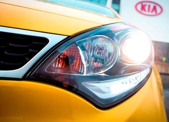 2016-kia-rio-5-door-sx-headlamp-detail1-600-001