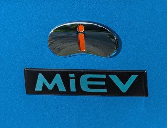 2016-mitsubishi-i-miev-badge1-1-600-001