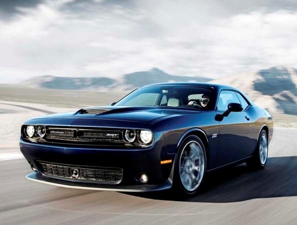 2015-dodge-charger-srt-front-action-black-600-001