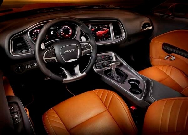 2015-dodge-charger-srt-interior-front-seat-dash-600-001