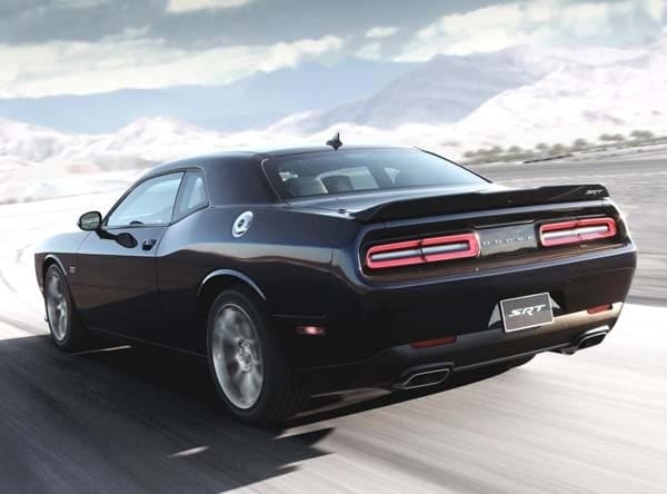 2015-dodge-charger-srt-rear-action-black-600-001