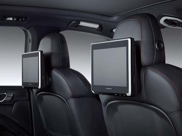 2015-porshce-rear-seat-entertainment-system-screens1-600-001