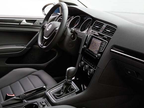 2015-volkswagen-golf-sportwagon-interior-05-600-001