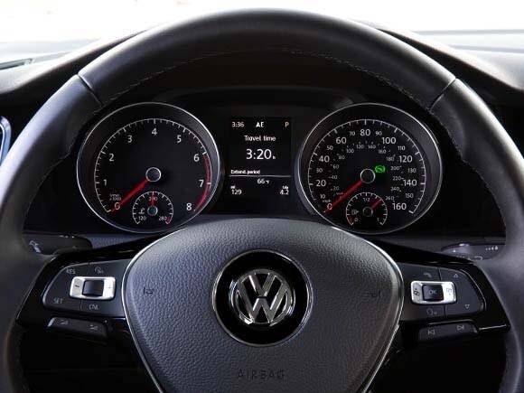 2015-volkswagen-golf-sportwagon-interior-10-600-001