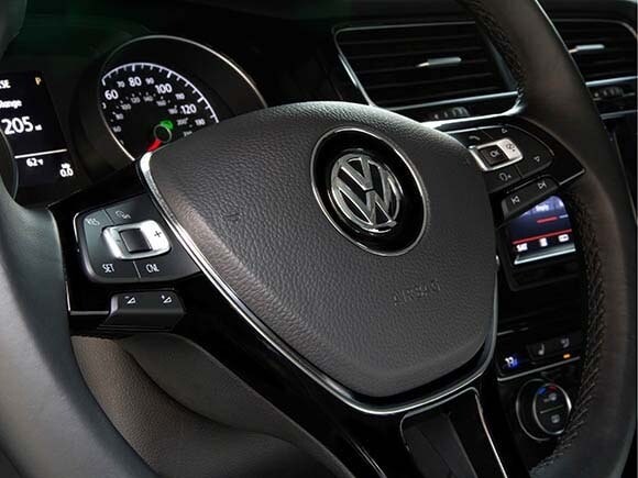2015-volkswagen-golf-sportwagon-interior-14-600-001