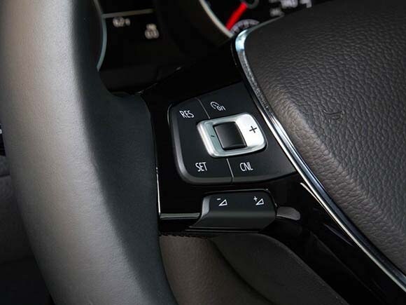 2015-volkswagen-golf-sportwagon-interior-15-600-001