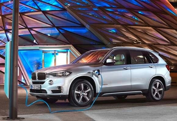 2016-bmw-x5-xdrive40e-side-front-static-plugged-in1-600-001
