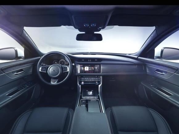 2016-jaguar-xf-interior-teaser1-580-600-001