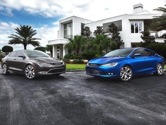 2015-chrysler-200c-and-200s-front-static-group1-lead-573-600-001